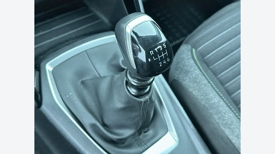 PEUGEOT 208 -