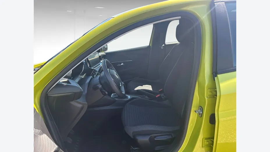 PEUGEOT 208 -