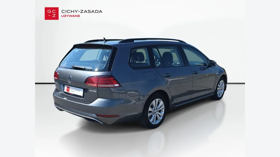 VOLKSWAGEN Golf -