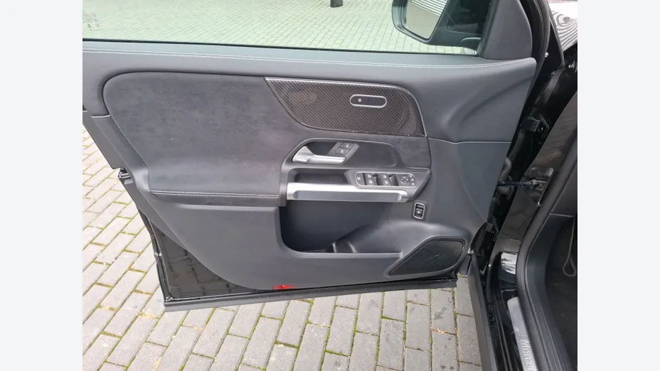 MERCEDES-BENZ GLB GLB 200 mHEV AMG Line 7G-DCT