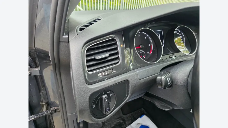 VOLKSWAGEN Golf -