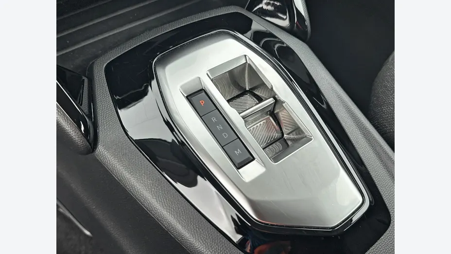 PEUGEOT 208 -