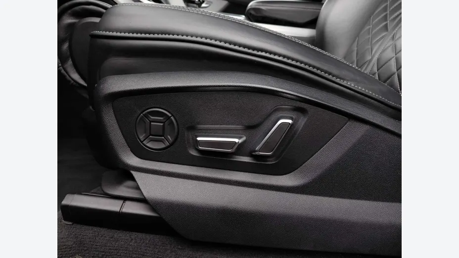AUDI Q8 -