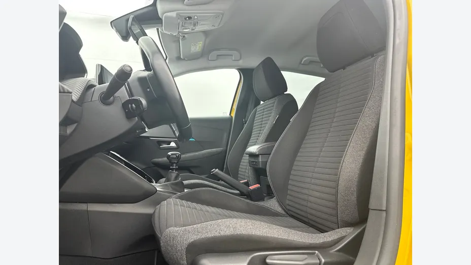 PEUGEOT 208 -