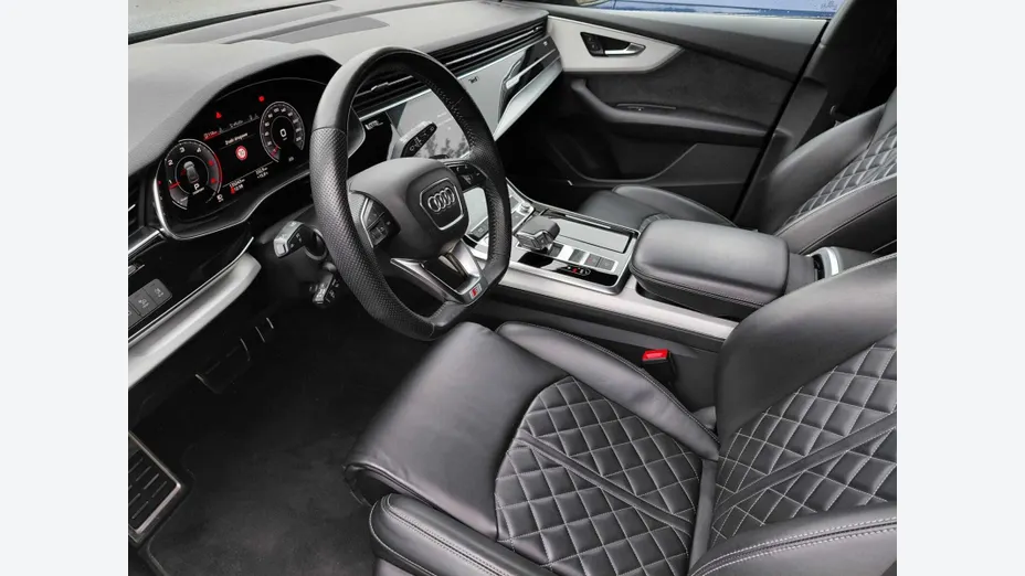 AUDI Q8 -