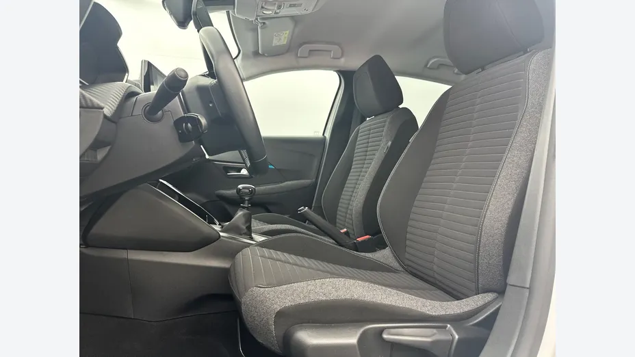 PEUGEOT 208 -