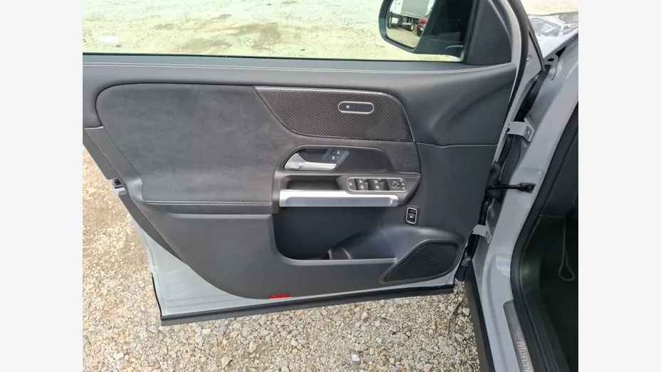 MERCEDES-BENZ GLB GLB 200 mHEV AMG Line 7G-DCT