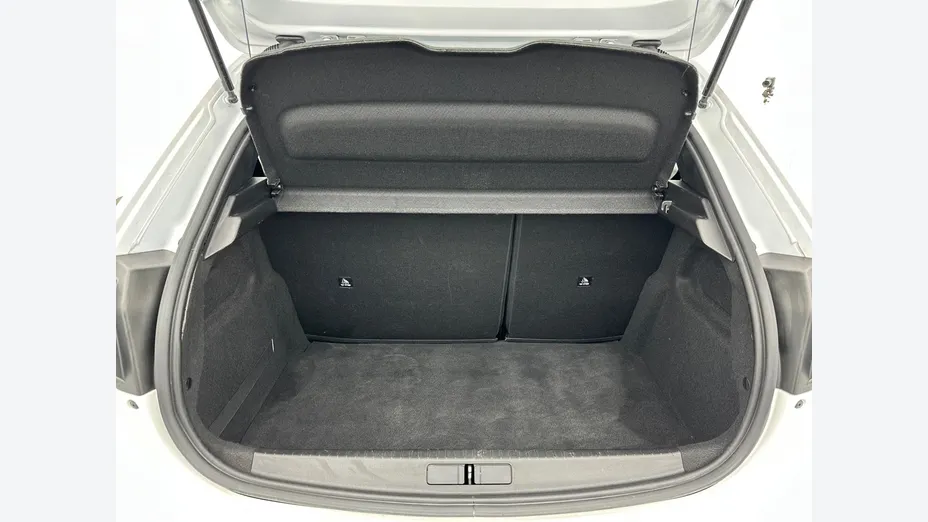 PEUGEOT 208 -