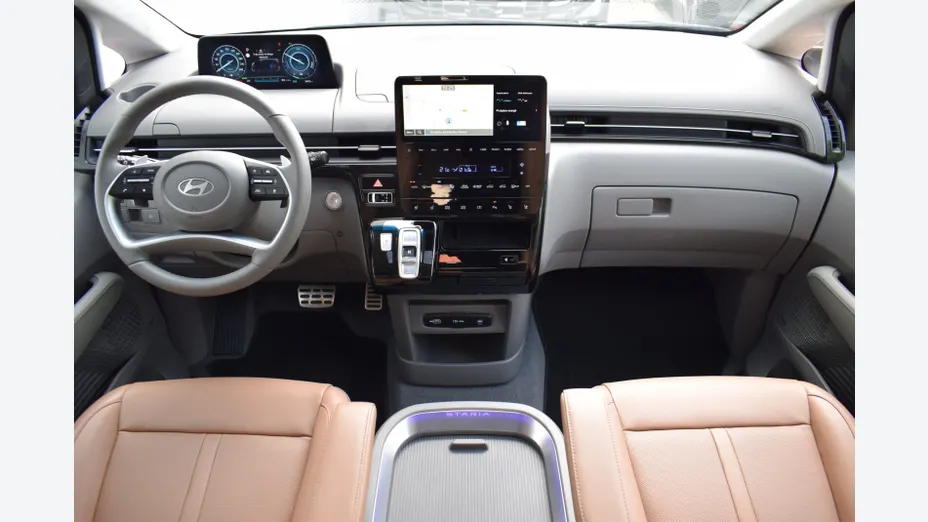 HYUNDAI Staria Staria 1.6 T-GDI HEV Luxury aut