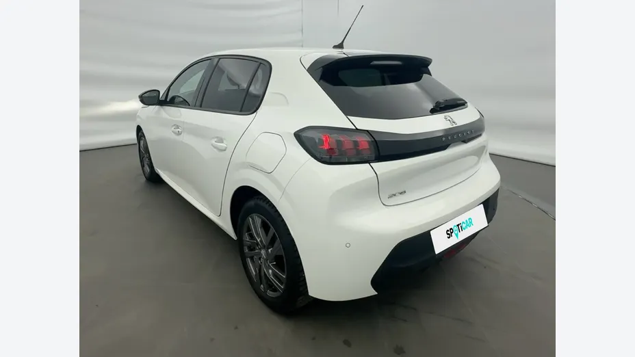 PEUGEOT 208 -