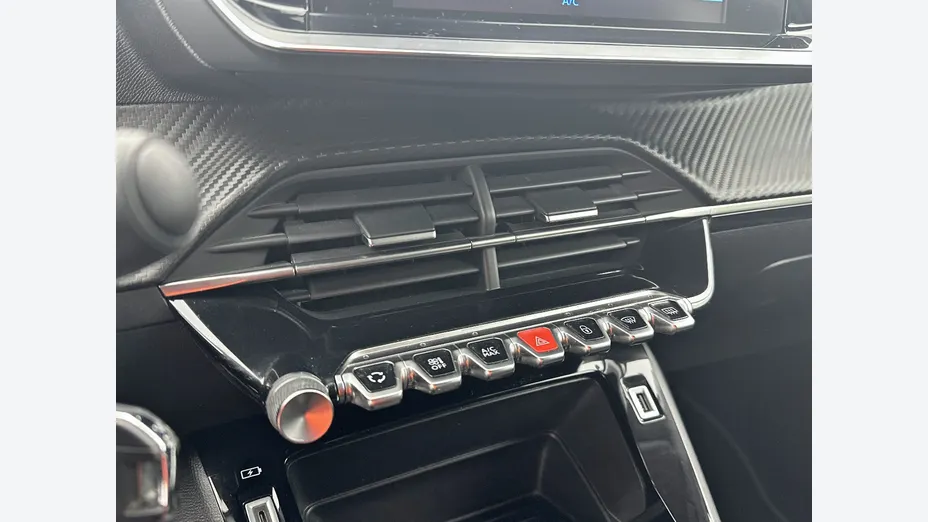 PEUGEOT 208 -