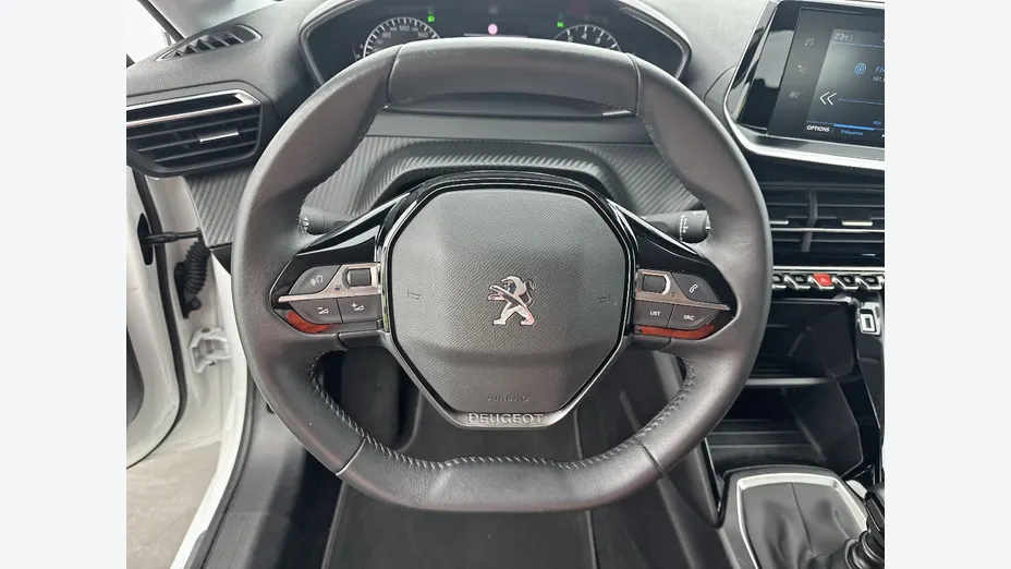 PEUGEOT 208 -