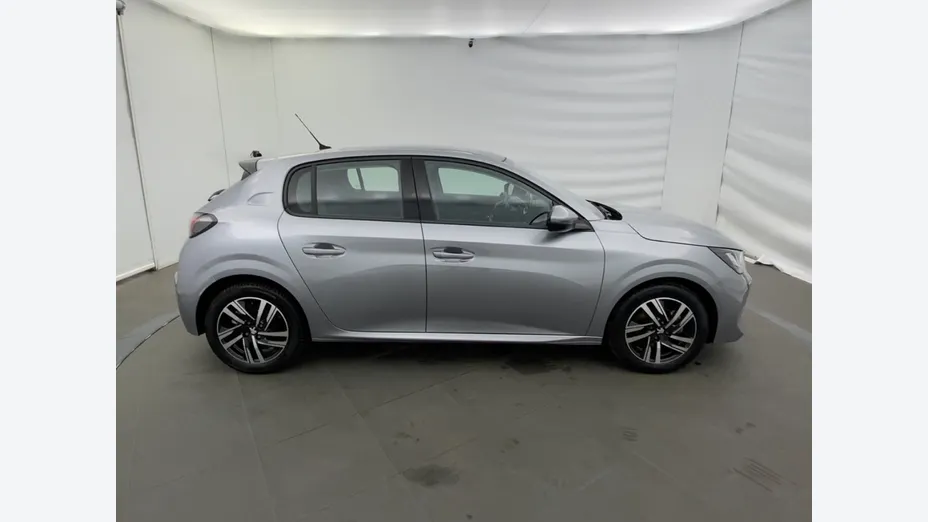 PEUGEOT 208 -