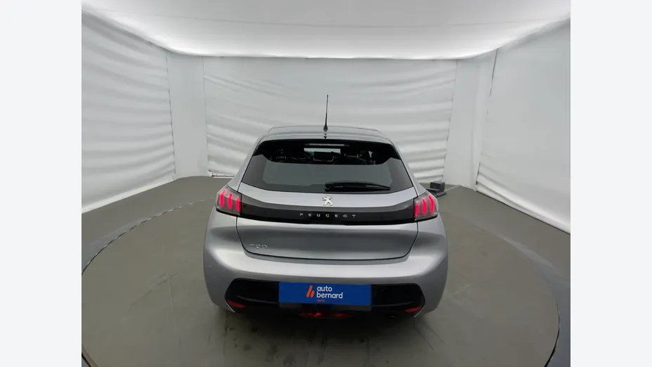 PEUGEOT 208 -