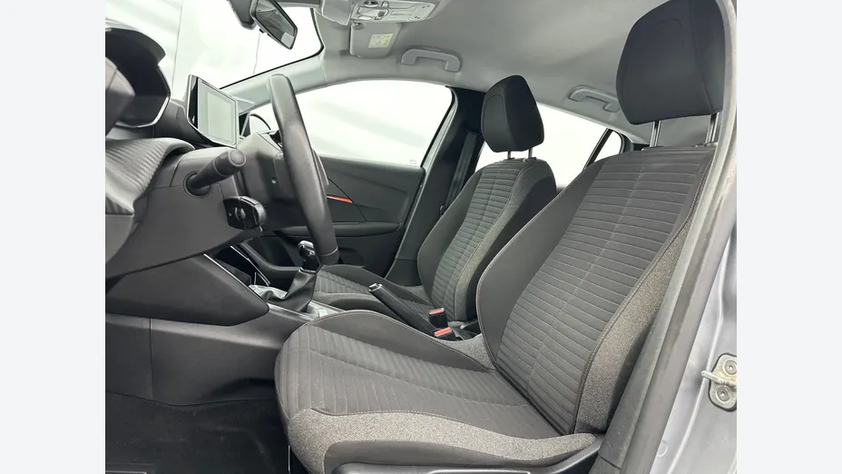PEUGEOT 208 -