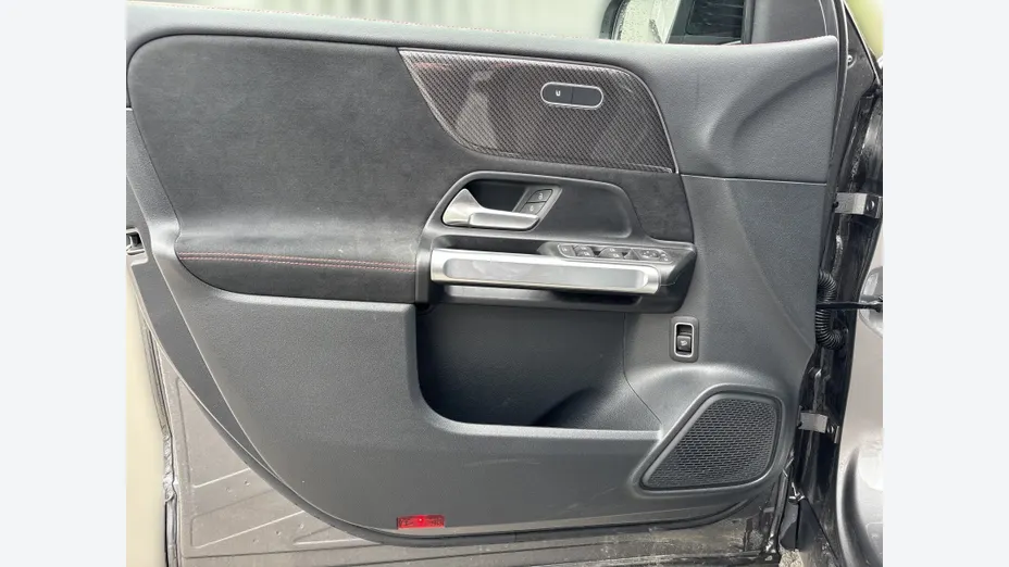 MERCEDES-BENZ GLB GLB 200 mHEV AMG Line 7G-DCT