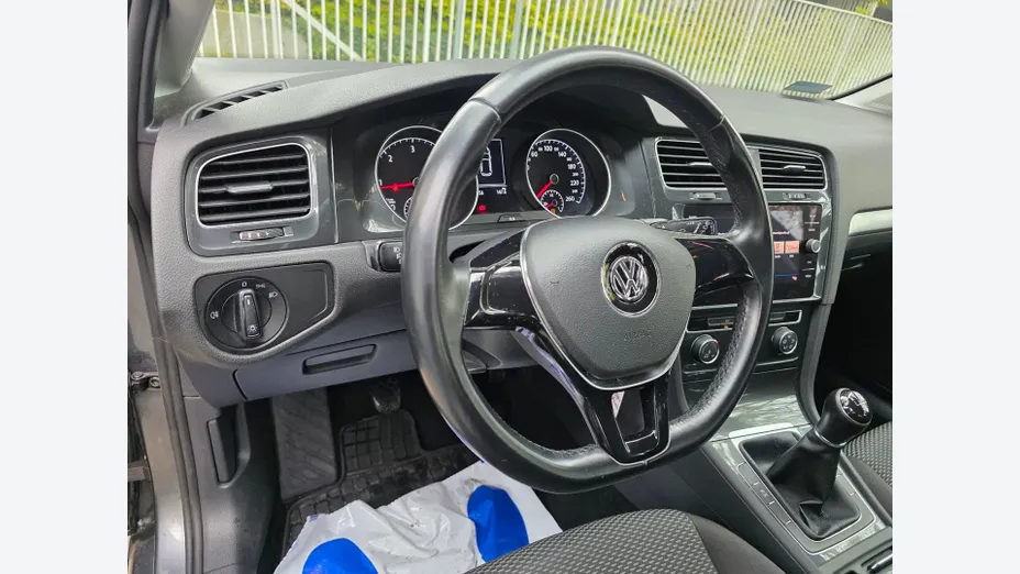 VOLKSWAGEN Golf -