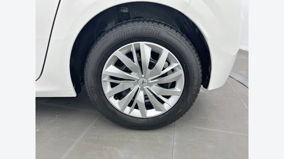 PEUGEOT 208 -