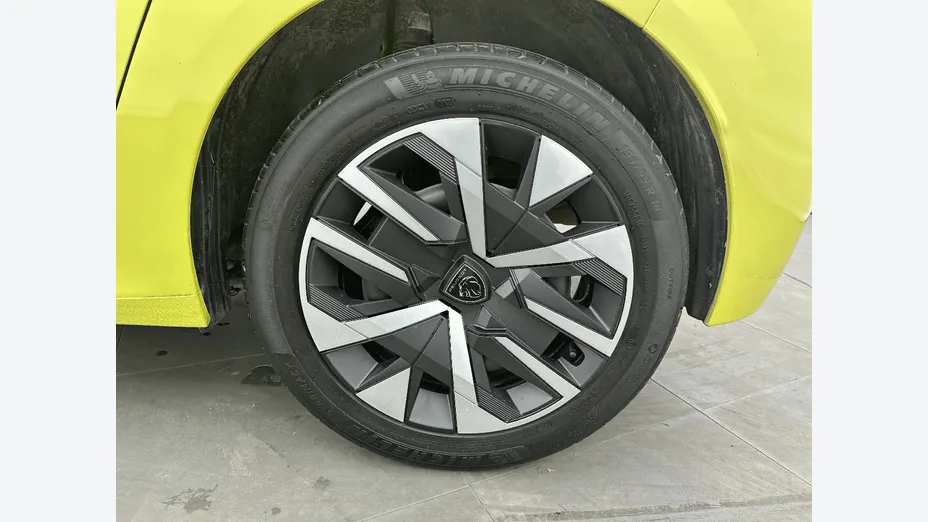 PEUGEOT 208 -