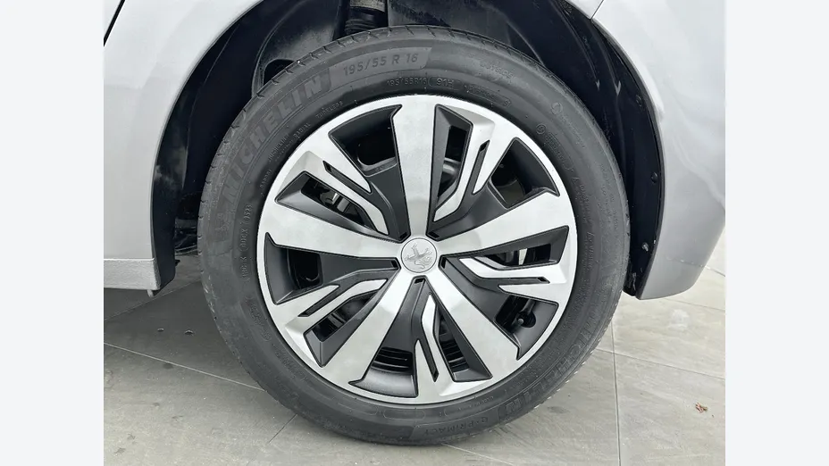 PEUGEOT 208 -