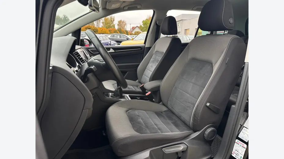 VOLKSWAGEN Golf Sportsvan -