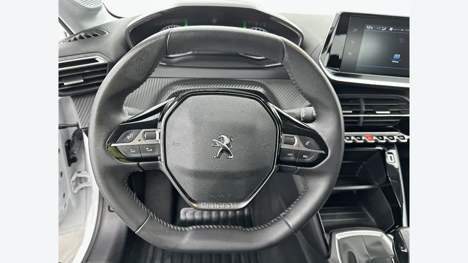 PEUGEOT 208 -