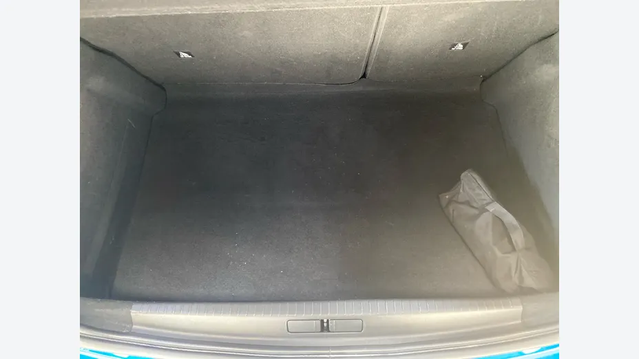 PEUGEOT 208 -