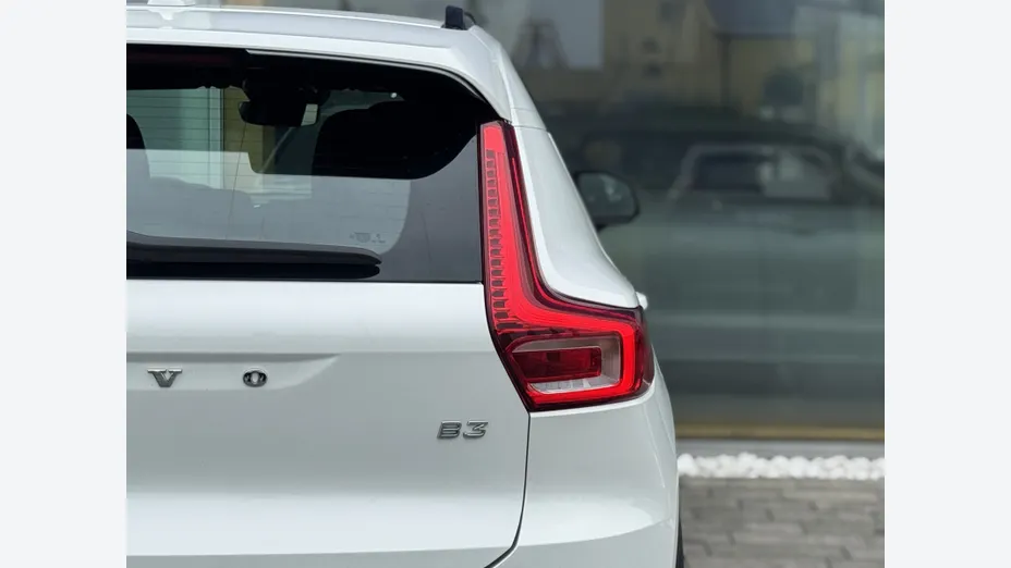 VOLVO XC40 XC40 B3 Plus Dark aut