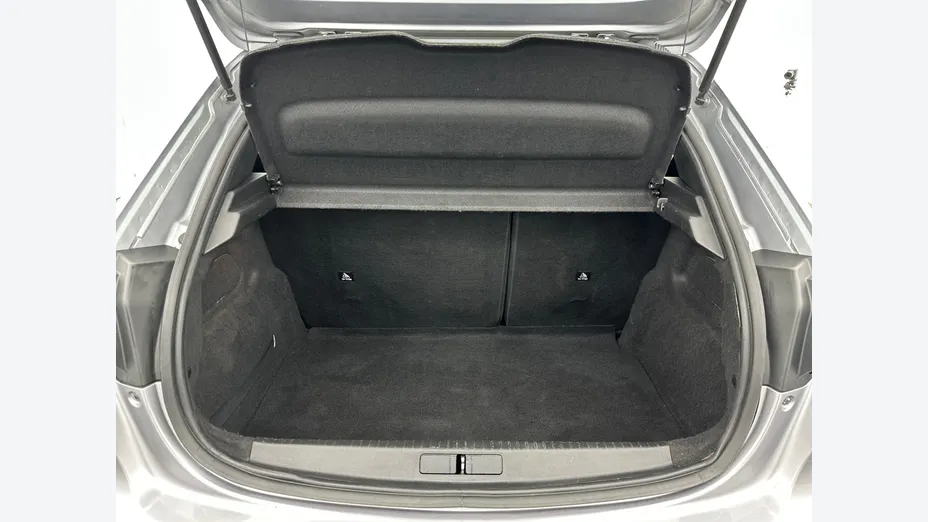 PEUGEOT 208 -