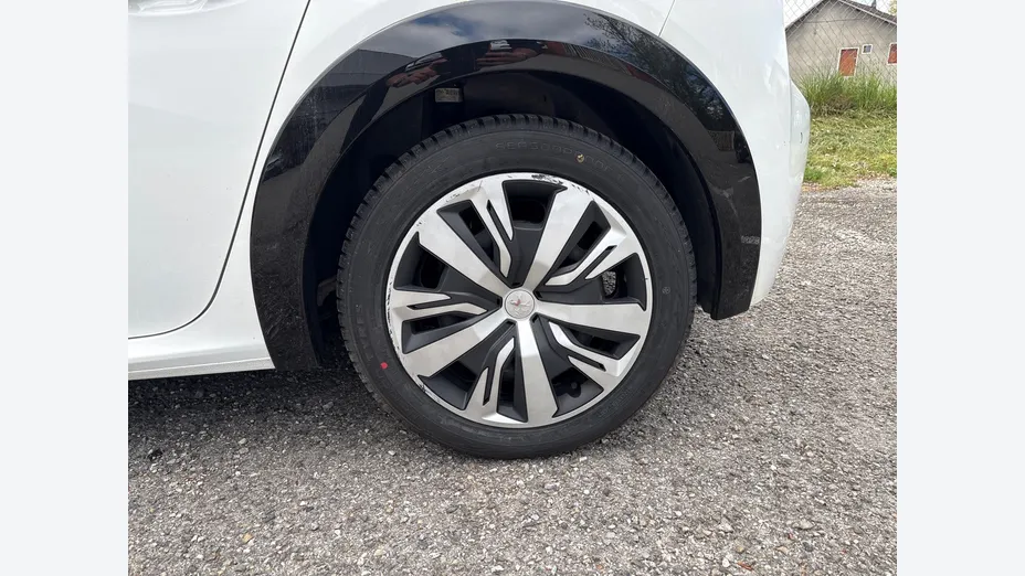 PEUGEOT 208 -