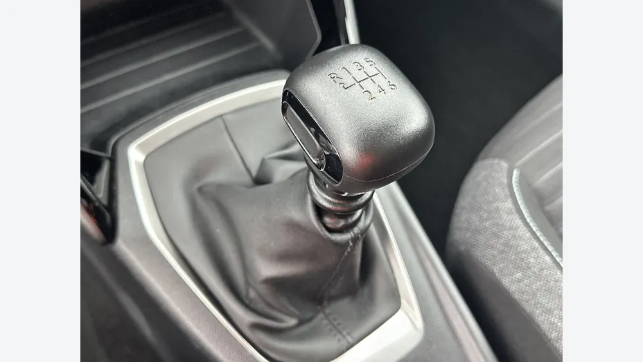 PEUGEOT 208 -