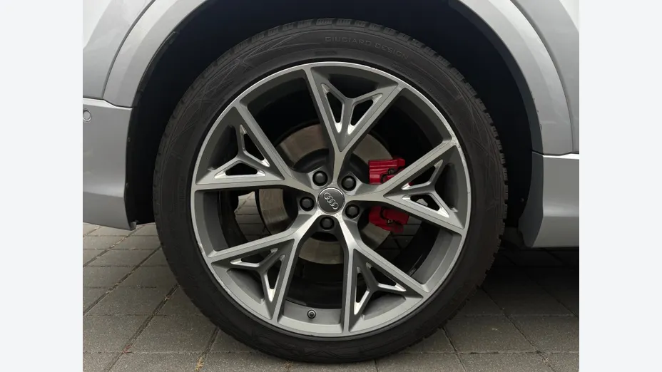 AUDI Q8 -