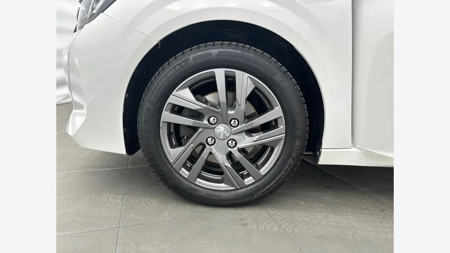 PEUGEOT 208 -