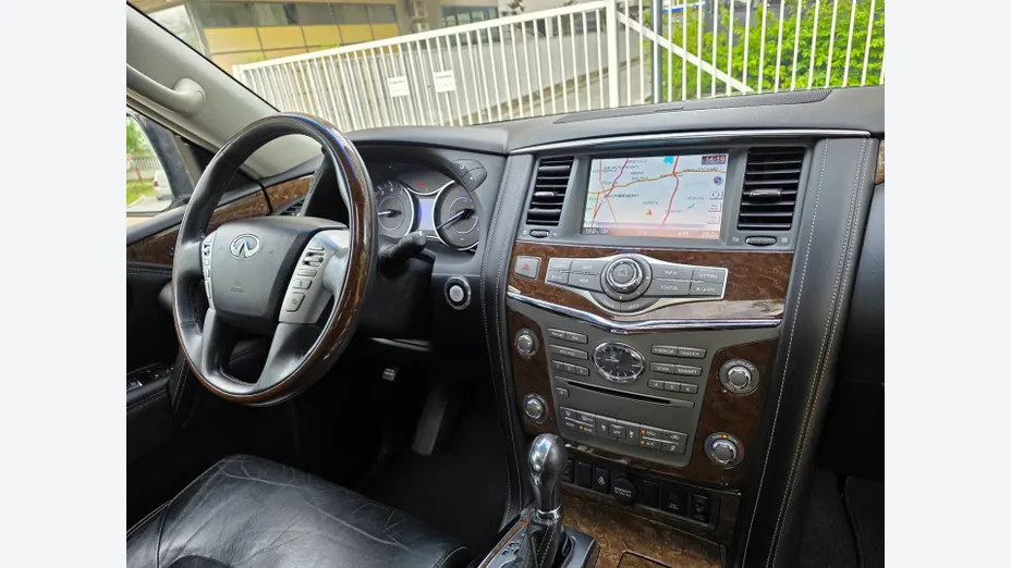 INFINITI QX80 -
