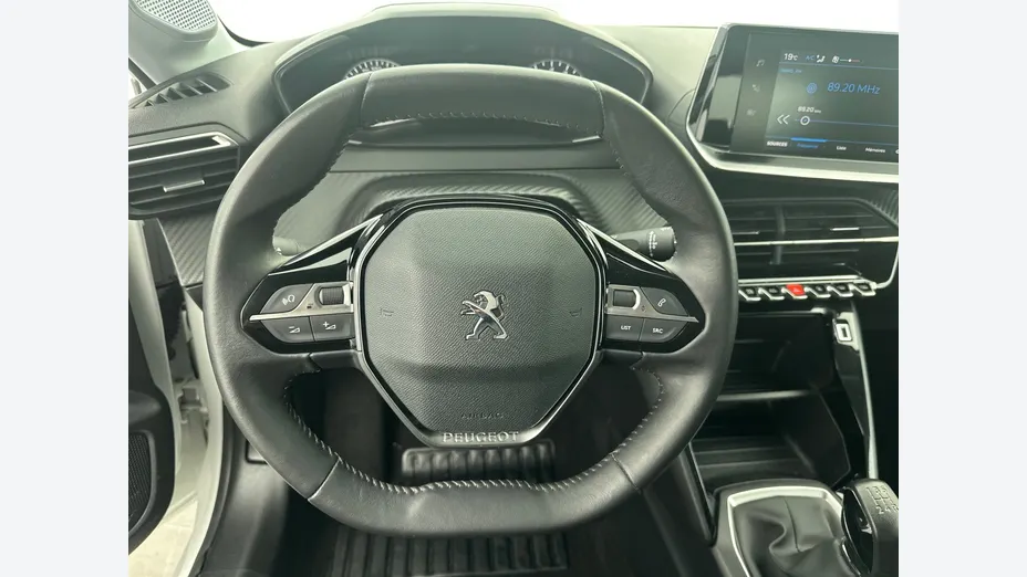 PEUGEOT 208 -