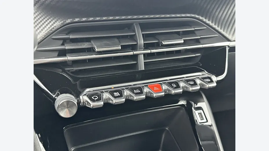 PEUGEOT 208 -