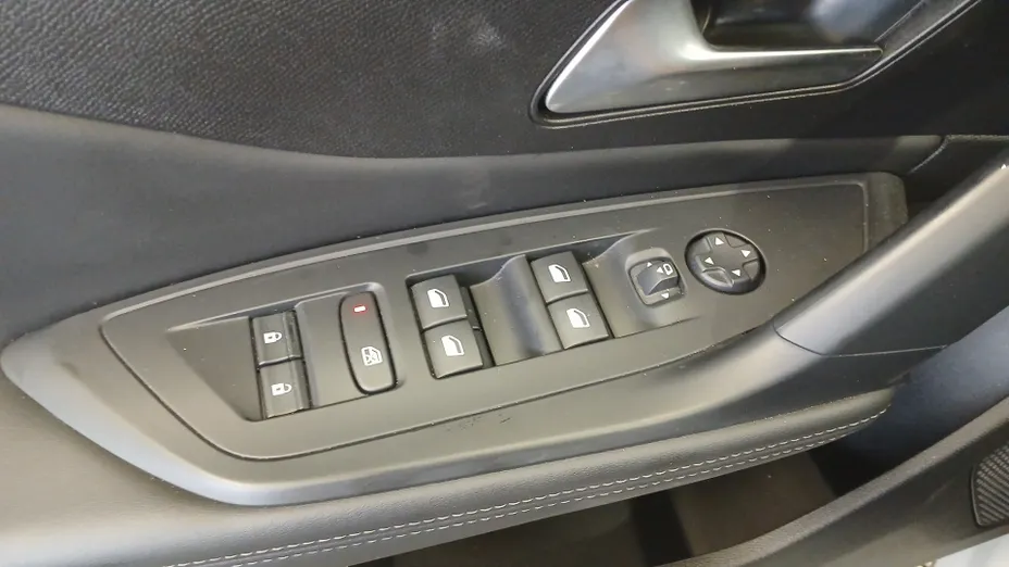 PEUGEOT 408 -