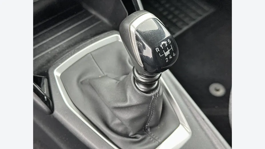 PEUGEOT 208 -