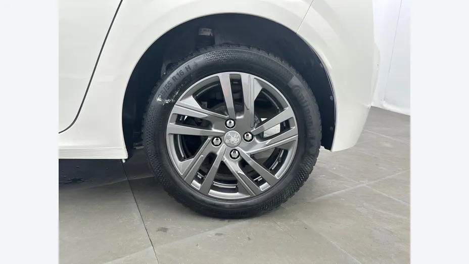 PEUGEOT 208 -