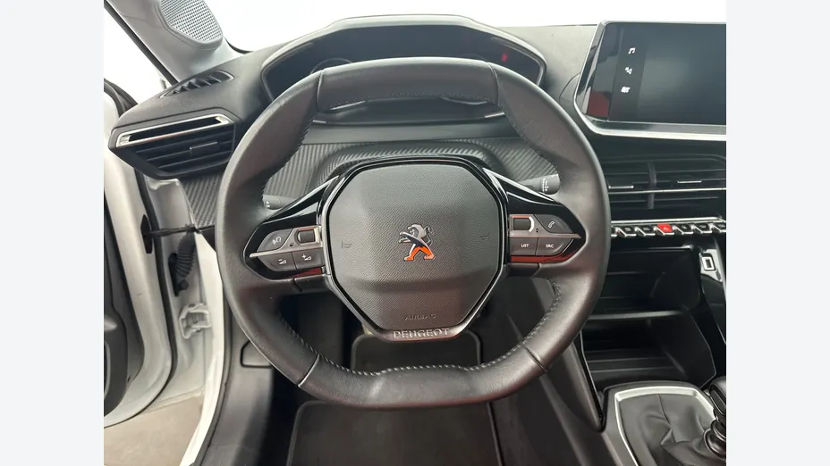 PEUGEOT 208 -