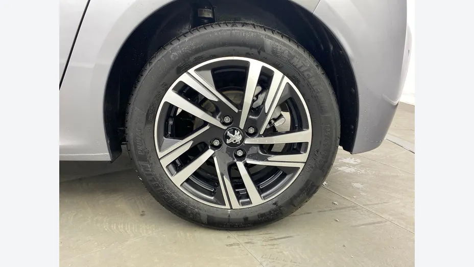 PEUGEOT 208 -