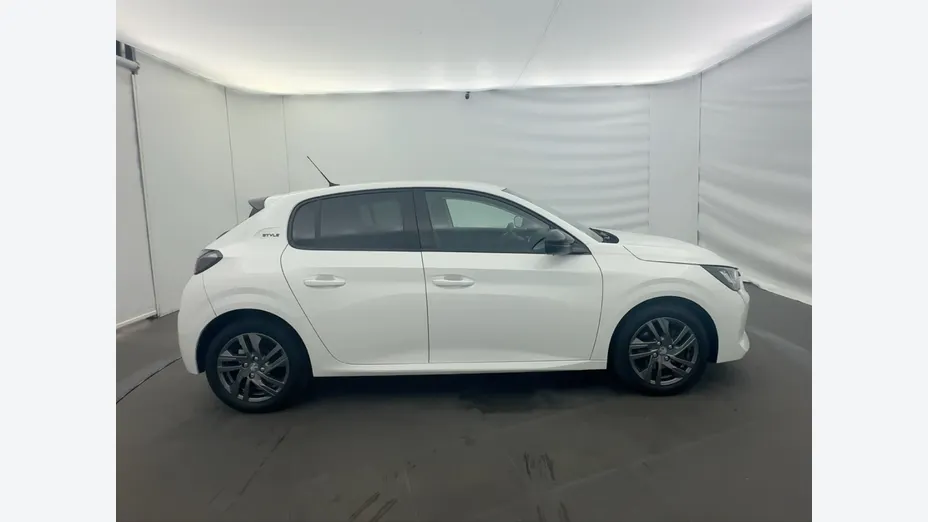 PEUGEOT 208 -