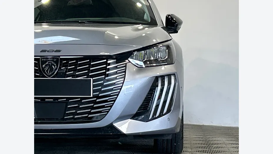 PEUGEOT 208 -