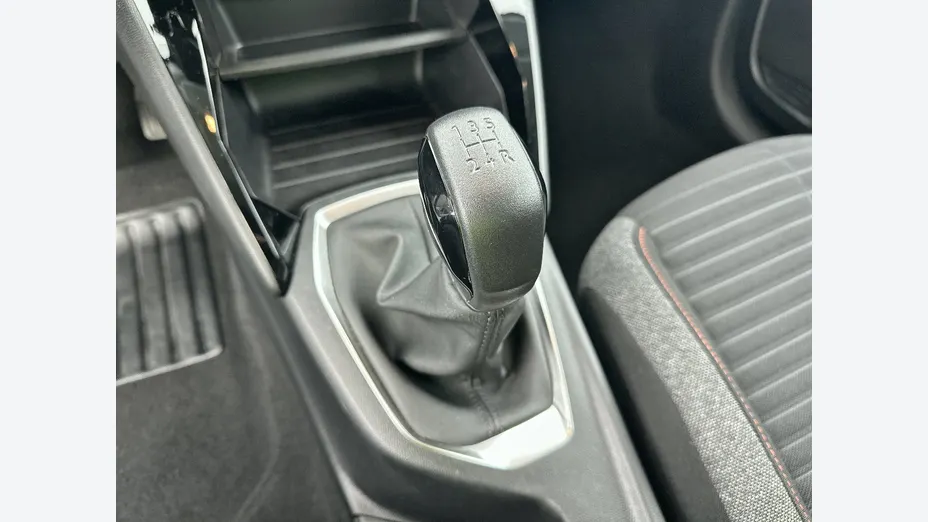 PEUGEOT 208 -