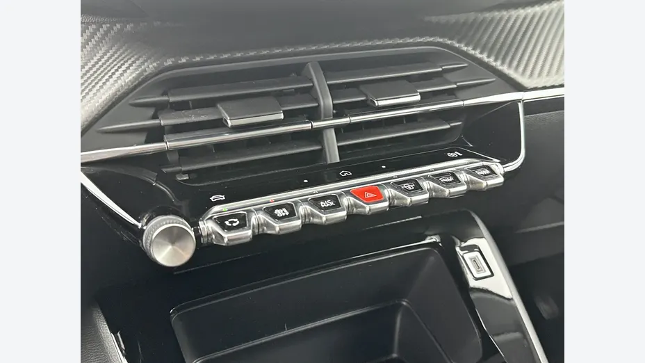 PEUGEOT 208 -