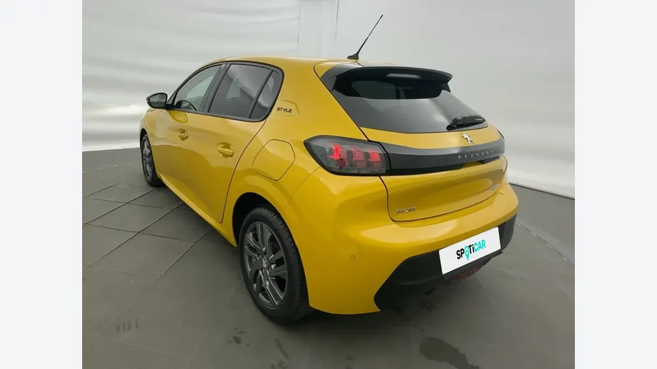PEUGEOT 208 -