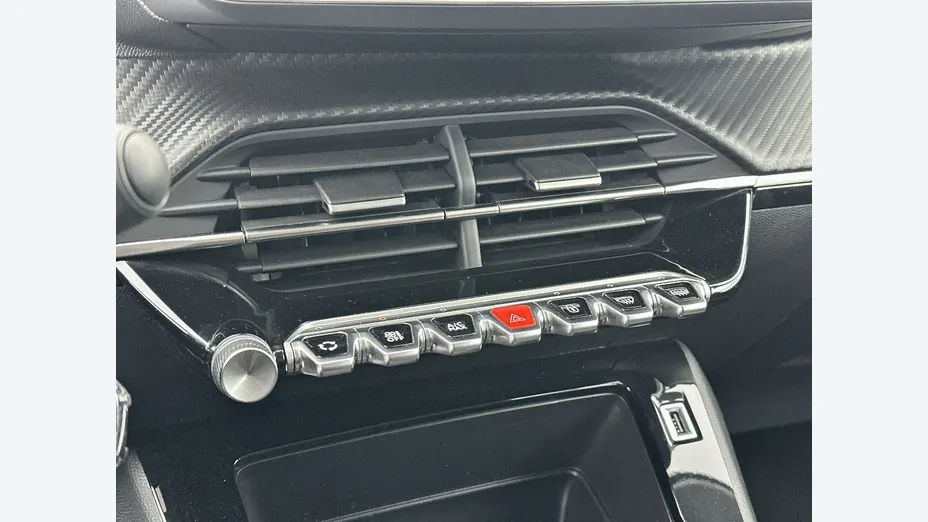 PEUGEOT 208 -