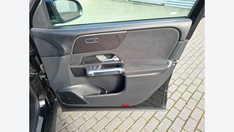MERCEDES-BENZ GLB GLB 200 mHEV AMG Line 7G-DCT