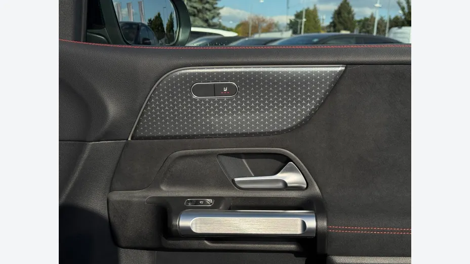 MERCEDES-BENZ GLB GLB 200 AMG Line 7G-DCT