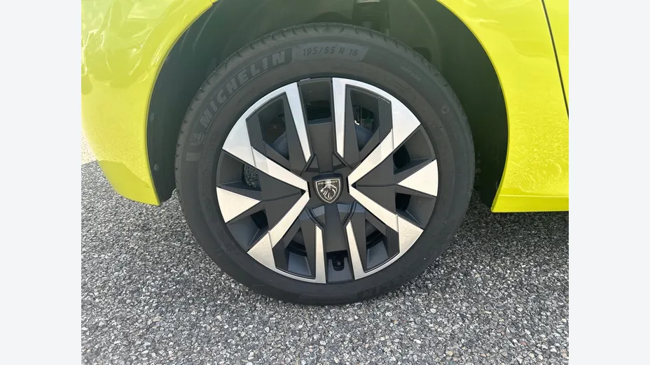 PEUGEOT 208 -